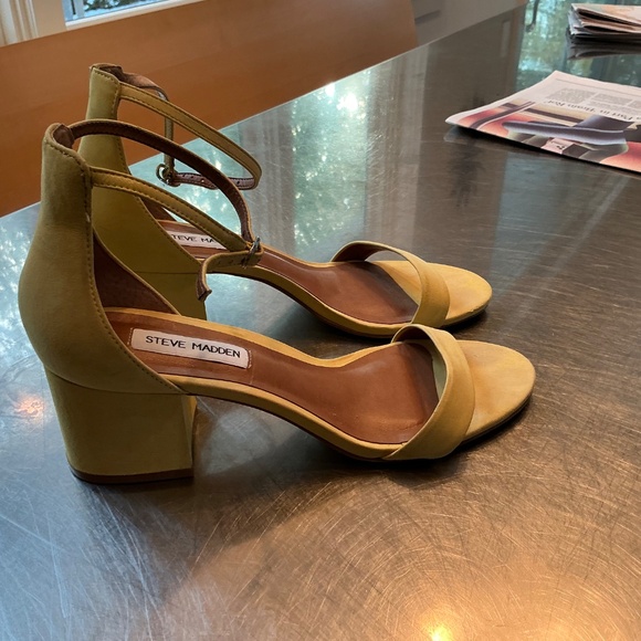 Butter Yellow Steve Madden Block Heel Suede Sandals-size 8.5 - Picture 5 of 6